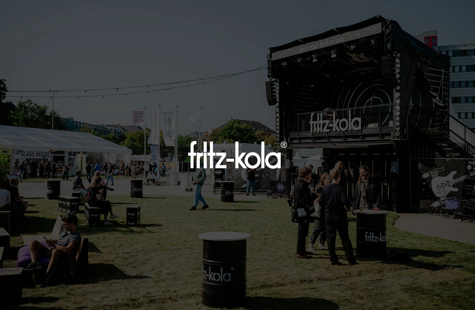 fritz-kola Pop-up Store mit Bühne und Festival-Setup