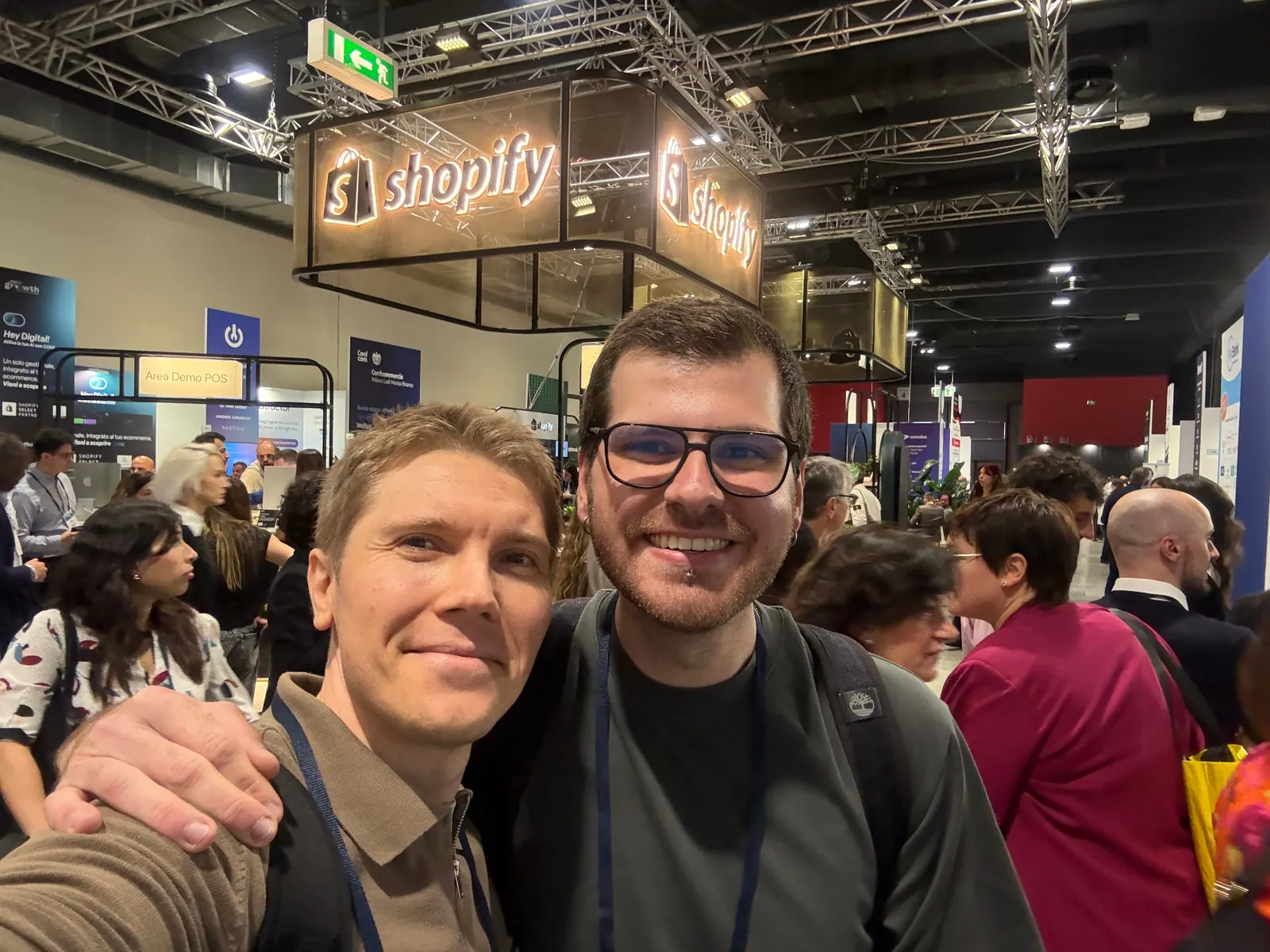 Ferry und Gianmaria am Shopify-Stand in Mailand, Mai 2026